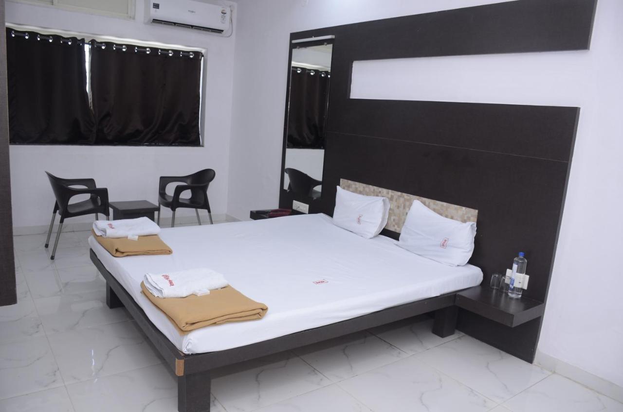 Hotel Mangalam Kurandvad Екстер'єр фото