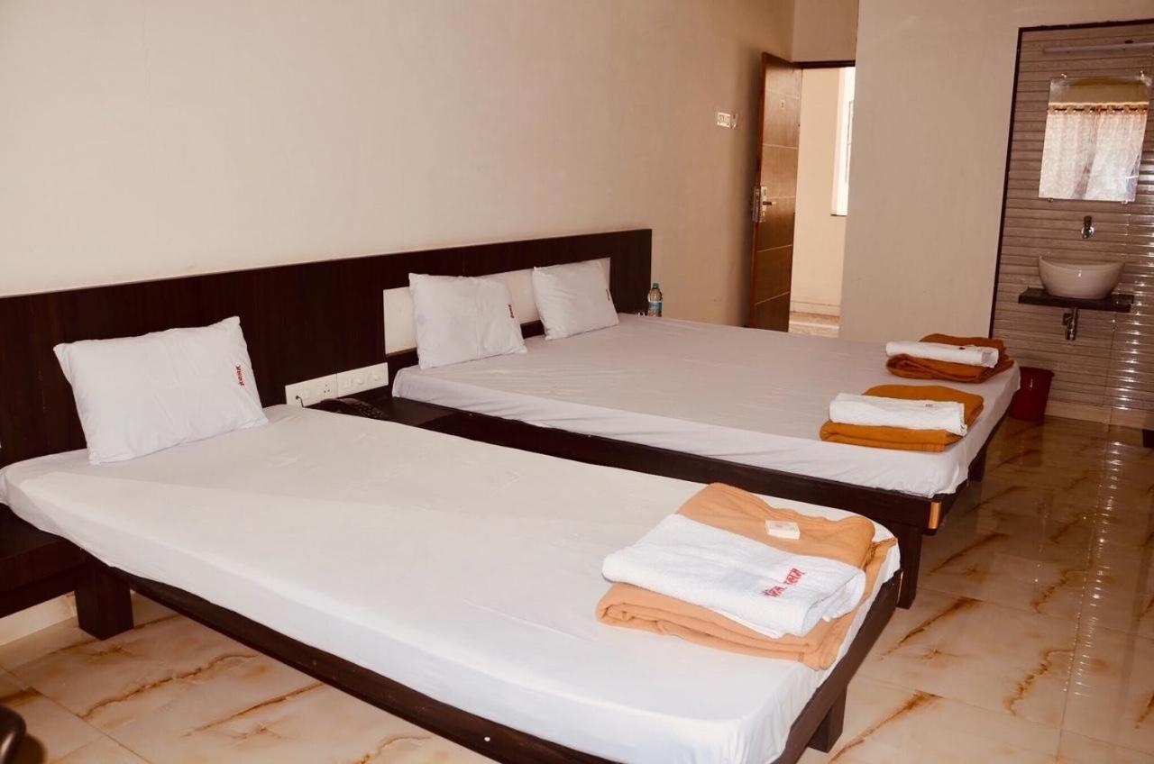 Hotel Mangalam Kurandvad Екстер'єр фото