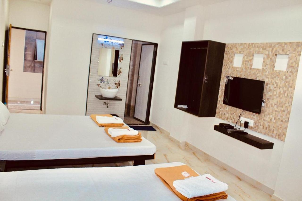 Hotel Mangalam Kurandvad Екстер'єр фото