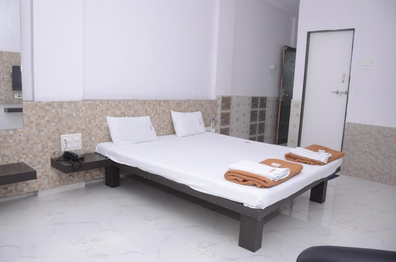 Hotel Mangalam Kurandvad Екстер'єр фото