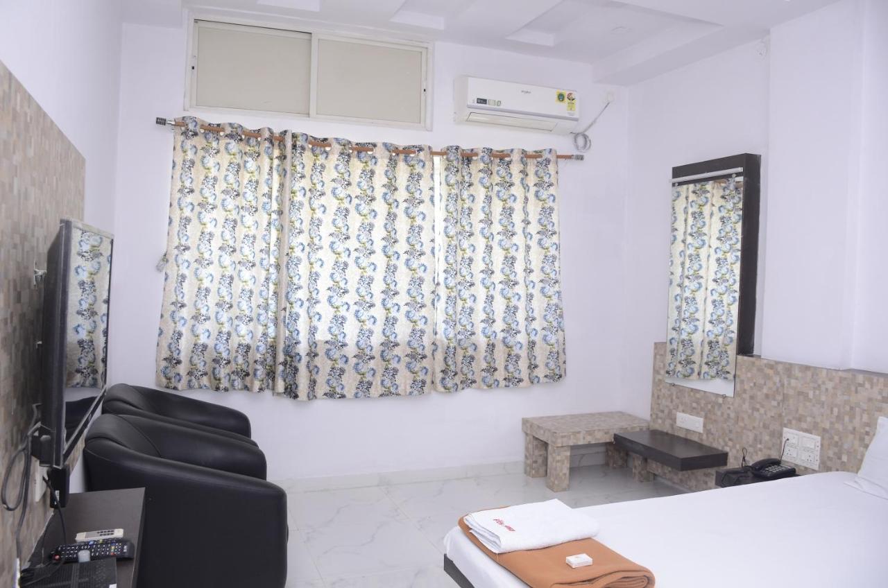 Hotel Mangalam Kurandvad Екстер'єр фото