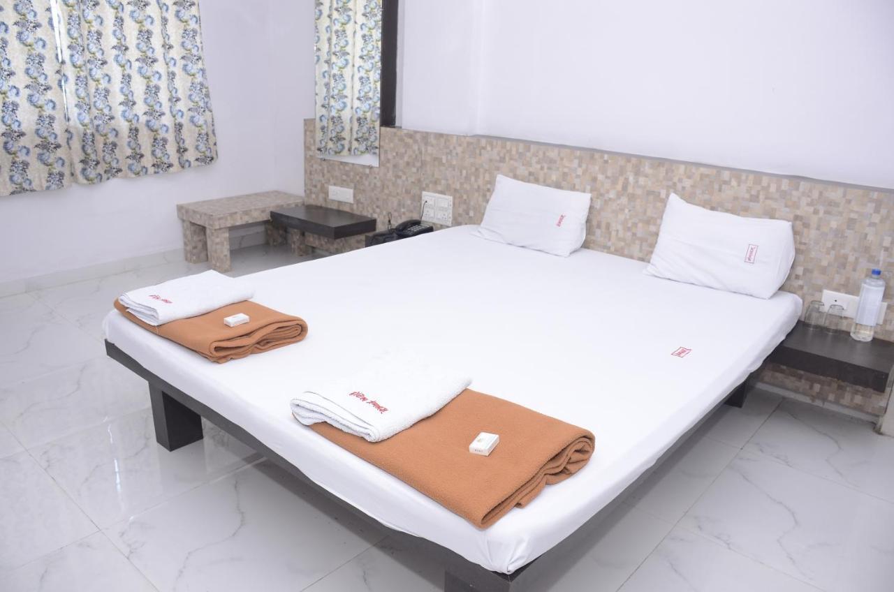 Hotel Mangalam Kurandvad Екстер'єр фото